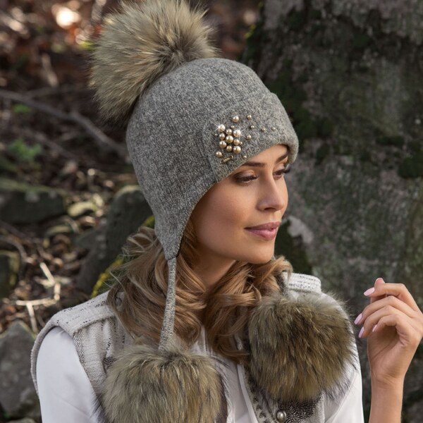 KRUMLOVANKA Dámska čiapka s tromi brmbolcami W-0203/284M béžová 60722773