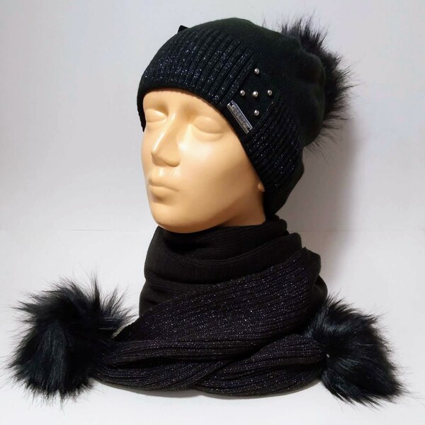 Dámsky set zateplená čiapka a šál s brmbolcami- čierny 28818724
