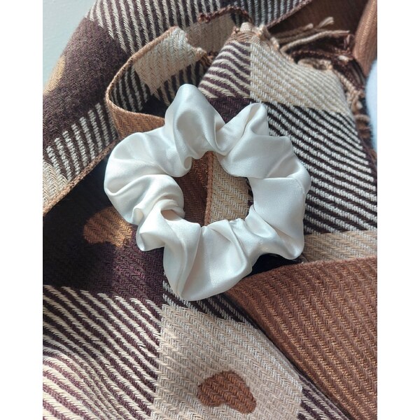 modnenakupy.sk Saténová scrunchie gumička PEARL WHITE MIDI 37564733