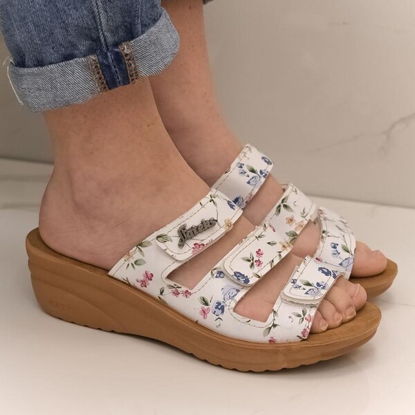 JOHN-C Dámske kvietkované klinové šľapky KAISE 39234387