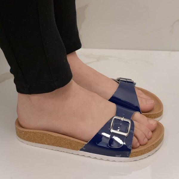 COMER Dámske modré lakované šľapky FORATI 42809359