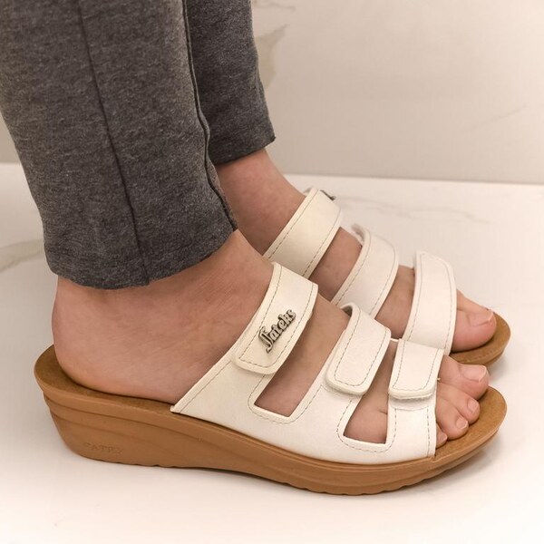 JOHN-C Dámske biele klinové šľapky KAISE 43091273