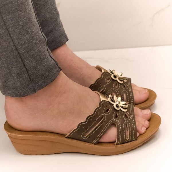 JOHN-C Dámske hnedé klinové šľapky MISA 43091274