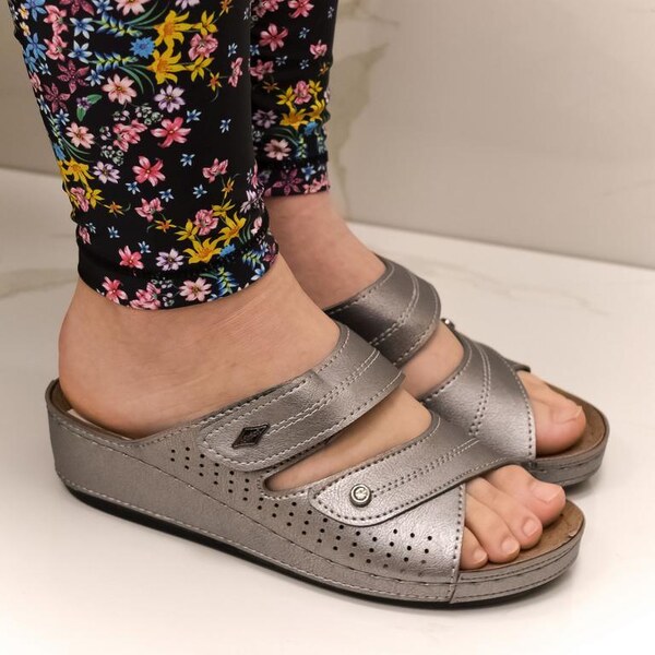 JOHN-C Dámske strieborné klinové šľapky RENÁTA 43673136