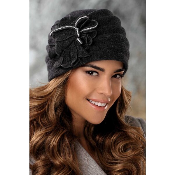 KRUMLOVANKA Elegantná dámska zimná čiapka W-0665/693 antracitový 66069453