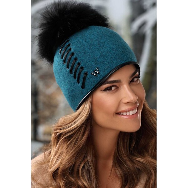 KRUMLOVANKA Zimná dámska čiapka s brmbolcom zdobená opaskom W-0732 60532897