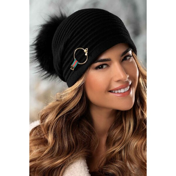 KRUMLOVANKA Zimná dámska čiapka s brmbolcom W-0649/018 čierna 65588044
