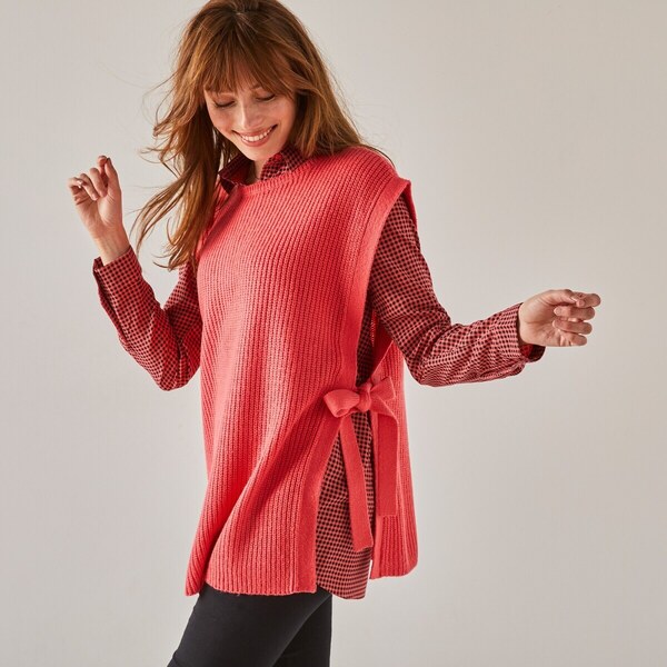 Dlhá vesta z hladkého úpletu s viazačkami na bokoch koralová 040 48078937