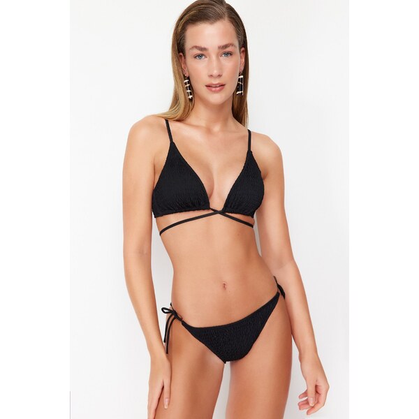 Trendyol Čierny Trojuholník Gippie Bikini Top 50557906
