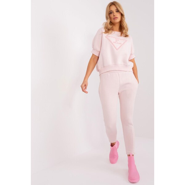 MladaModa Tepláková súprava s nášivkou na mikine model 86141 pudrovo 60493692