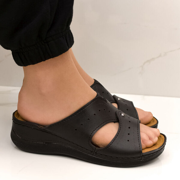 JOHN-C Dámske čierne klinové šľapky SINNA 2 50420564