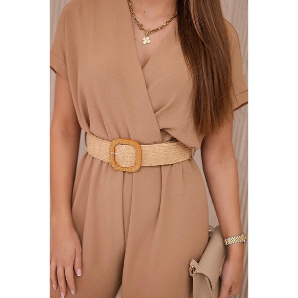 MladaModa Elegantný overal s ozdobným opaskom model 5877 farba camel 53297108