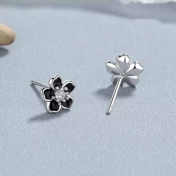 Olivie Strieborné náušnice ČIERNY KVIETOK 8646 52327135