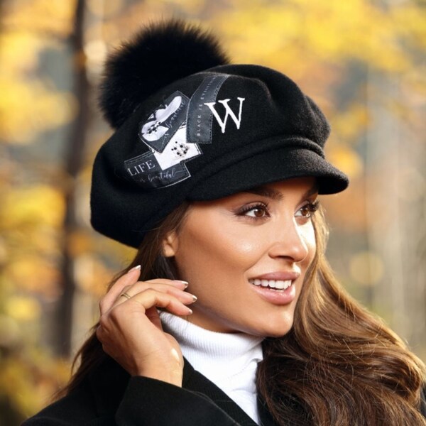 KRUMLOVANKA Dámsky vlnený baret so šiltom a brmbolcom W-0397/018 65787751