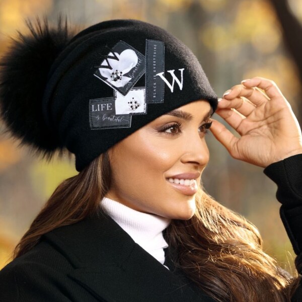 KRUMLOVANKA Dámska čiapka s brmbolcom W-0419/018 čierna 60532854