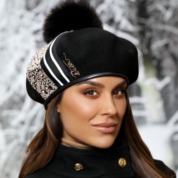 KRUMLOVANKA Dámsky baret s brmbolcom W-0459/018 čierny 67048803