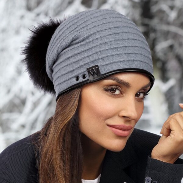 KRUMLOVANKA Dámska čiapka s brmbolcom W-0261/689 modrošedá 60532846