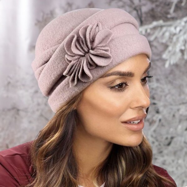 KRUMLOVANKA Dámska vlnená čiapka s kvetom svetlo staroružová W-0565 60535744