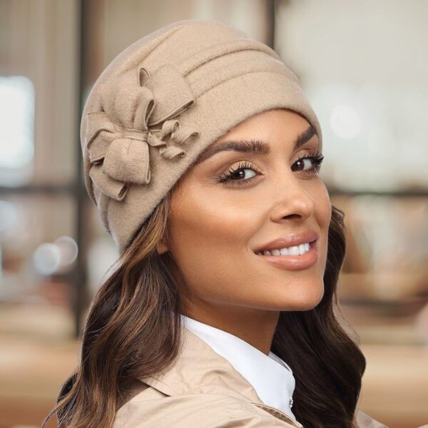 KRUMLOVANKA Béžová dámska vlnená čiapka s mašľou W-0609/284 60527654