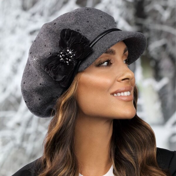 KRUMLOVANKA Antracitovo šedá čiapka so šiltom a čiernou mašľou W-0791 65423621