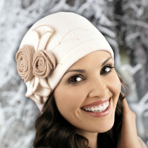 KRUMLOVANKA Dámska čiapka W-0089/452 krémová 67043051