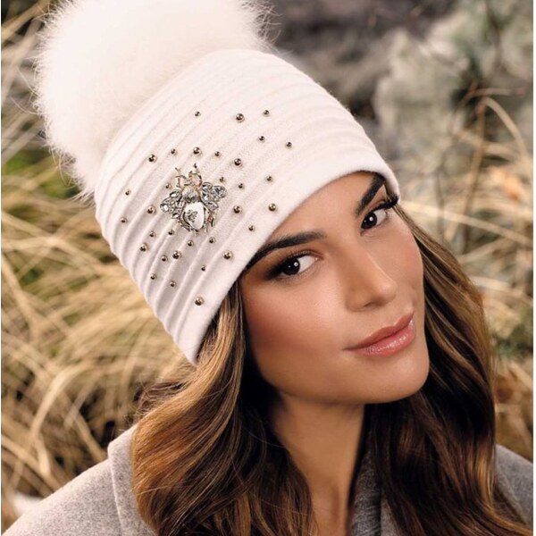 KRUMLOVANKA Biela dámska čiapka s brmbolcom so zdobením Beatle W-809 60436364