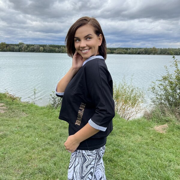 TERMOVEL Čierna dámska mikina krátkeho strihu 57808598