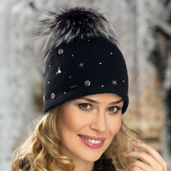 KRUMLOVANKA Zimná čiapka s banbulou W-0029/018 čierna 60532830