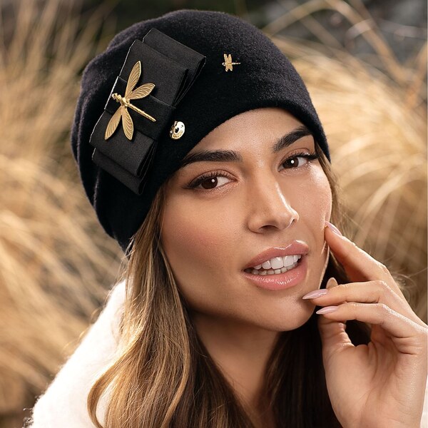 KRUMLOVANKA Dámska čiapka s vážkou W-0111/018 čierna 60136428