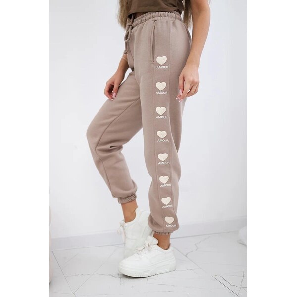 MladaModa Bavlnené tepláky s výšivkami Amour po bokoch tmavé béžové 46660821