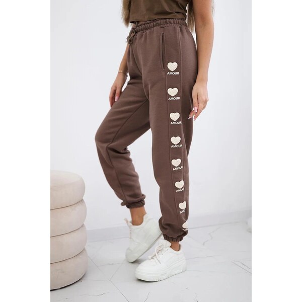 MladaModa Bavlnené tepláky s výšivkami Amour po bokoch farba mocca 46660818