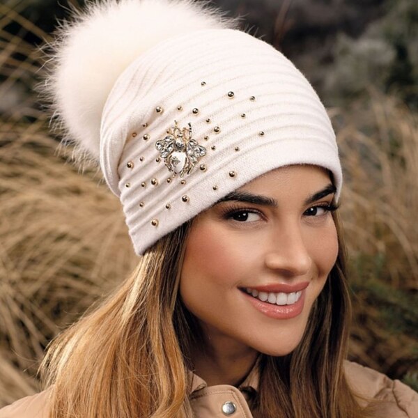 KRUMLOVANKA Biela zimná čiapka s brmbolcom so zdobením Beatle W-0808 60136449