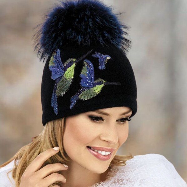 KRUMLOVANKA Dámska čiapka s brmbolcom W-0185/018 čierna 60136434