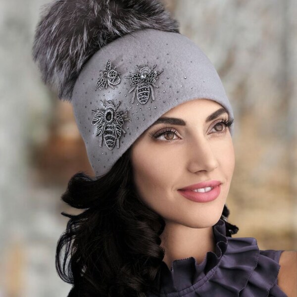KRUMLOVANKA Dámska čiapka s brmbolcom W-0097/529 šedá 60136426