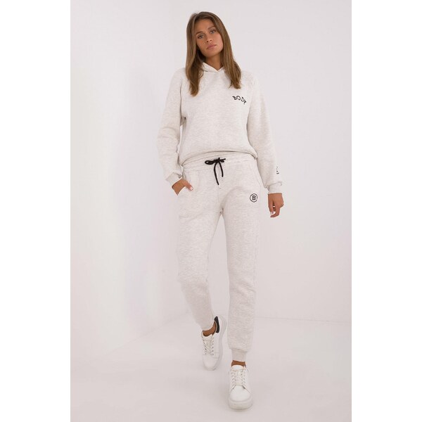 MladaModa Tepláková súprava s nášivkami model 66114 svetlá béžová 60493697