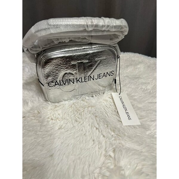 Dámska Kabelka CALVIN KLEIN Jeans - Camera bag Silver crossbody 60113425