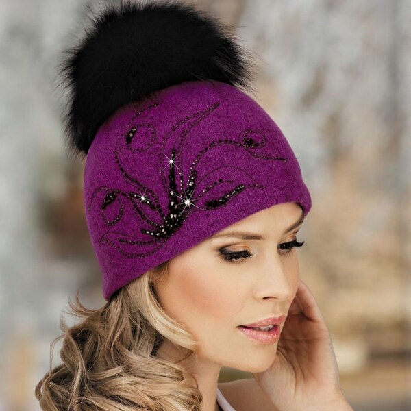 KRUMLOVANKA Dámska čiapka s brmbolcom W-0077/549 purpurová 60532836