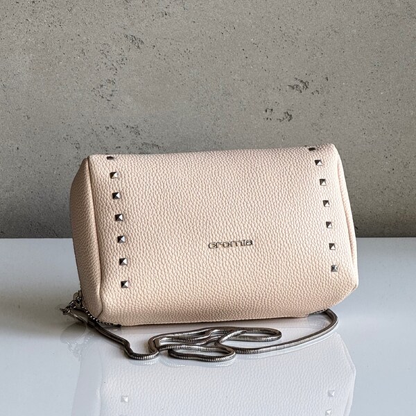 Kožená kabelka CROMIA Funny Studs krémová s retiazkou 60677045
