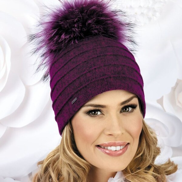 KRUMLOVANKA Dámska vlnená čiapka s brmbolcom W-0525/549M fialová 60532862