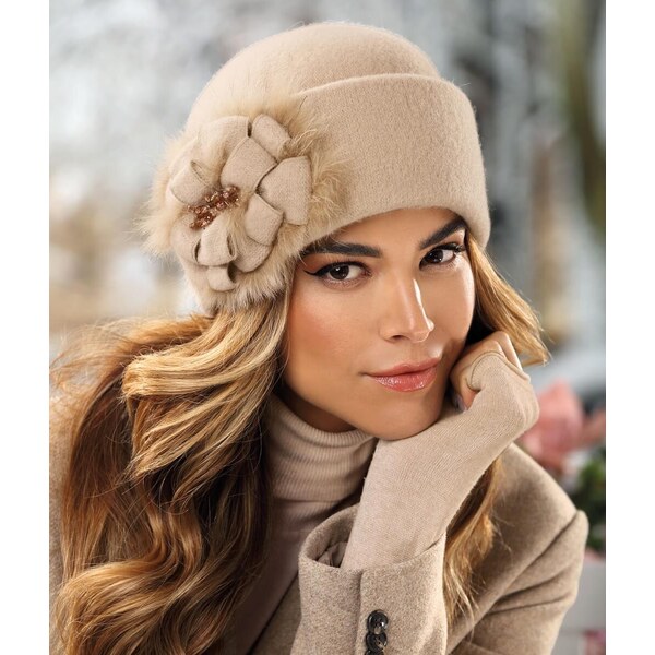 KRUMLOVANKA Dámska vlnená čiapka s kvetom W-0583/284 béžová 60527648
