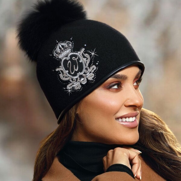 KRUMLOVANKA Čierna vlnená čiapka s výšivkou a brmbolcom W-0518/018 60532861