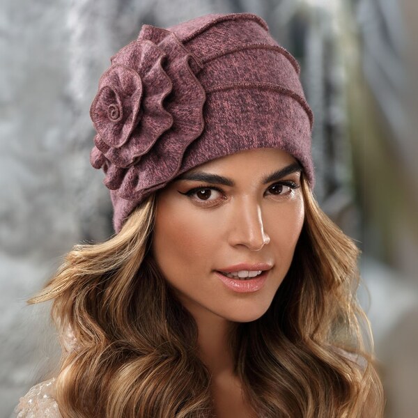 KRUMLOVANKA Dámska vlnená čiapka s kvetom W-0615/242M svetlo 60598997