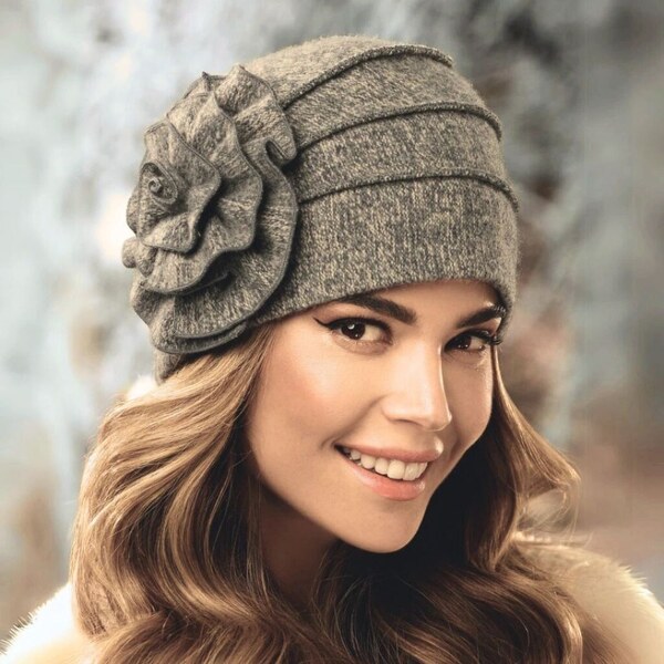 KRUMLOVANKA Dámska vlnená čiapka s kvetom W-0615/284M béžovo-sivý 61801926