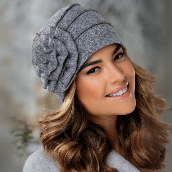 KRUMLOVANKA Dámska vlnená čiapka s kvetom W-0615/983M šedý melange 60598992