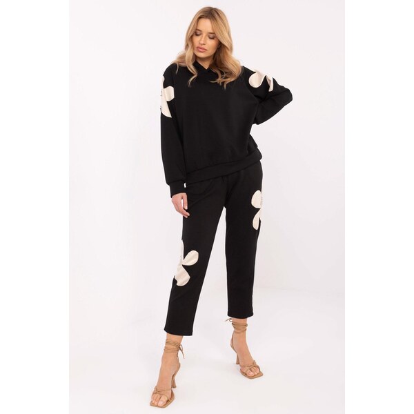 MladaModa Tepláková súprava s kvetinovou aplikáciou model 12461 čierna 62639671