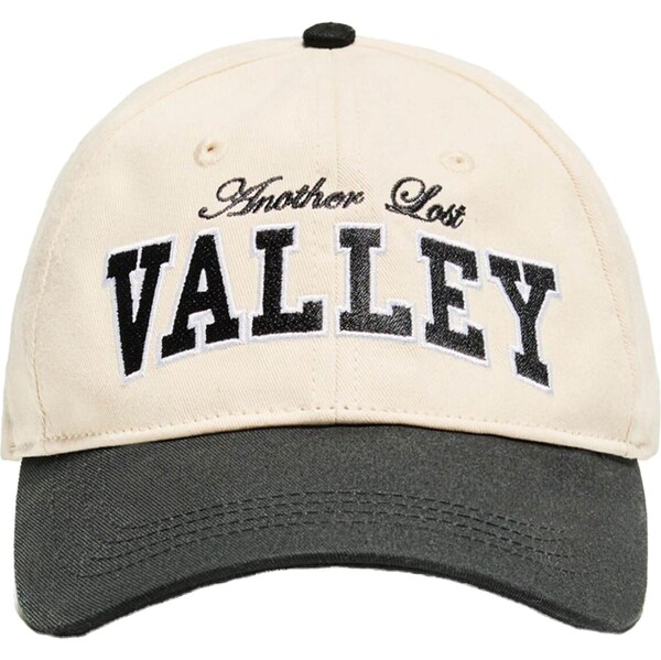 Bershka Čiapka VARSITY piesková / čierna 65877766