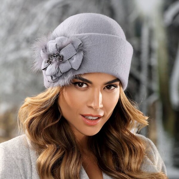 KRUMLOVANKA Dámska vlnená čiapka s kvetom W-0583/529 sivá 63797014