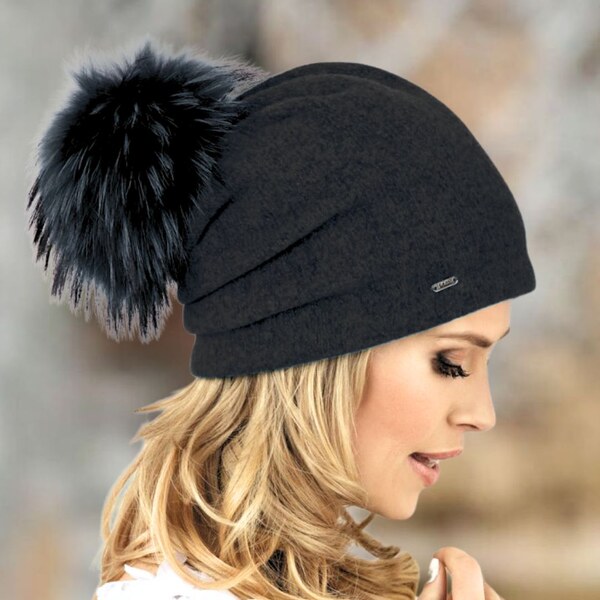 KRUMLOVANKA Dámska čiapka s brmbolcom W-0004/018 čierna 64818936