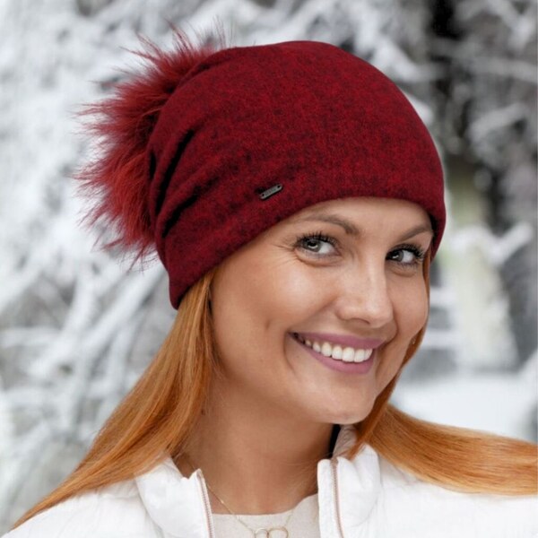 KRUMLOVANKA Dámska čiapka s brmbolcom W-0004/001M červená melange 64818939