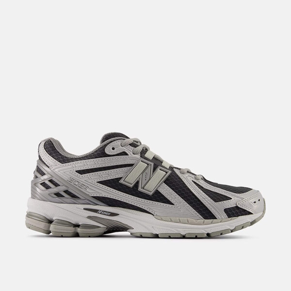 Unisex čierno-strieborné voľnočasové tenisky New Balance U1906R 65262115